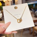 Elegante collana in titanio dorato con pendente a cuore e anello di zirconi su carta - Stile Cuore e Anello Intrecciati (X774) / Oro