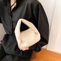 Sac nuage plissé crème minimaliste en cuir texturé doux porté par un mannequin - Blanc