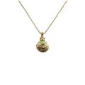 Elegante collar de oro con colgante de calabaza texturizada y una gema verde vibrante - Estilo de Calabaza Verde