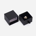 Elegante schwarze Schubladen-Schmuckschatulle für Ringe und Anhänger mit Ziehgriff - 9*9*3.2CM / Schwarz