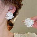 Orecchini vintage con fiori bianchi e perle intrecciate a mano dal design raffinato - Stile 19 Perno in Argento Orecchini a Bottone con Fiori in Perline di Vetro