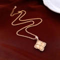 Detalle de colgante de flor bañado en oro de 18K con cristales blancos y cadena vintage - Dorado
