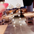 Orecchini a nappa con fiori e perle con perni in argento 925 e strass scintillanti - Oro