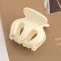 Dettaglio di una grande pinza per capelli color crema opaco dal design minimalista - 3.5cm / 4# Beige Opaco