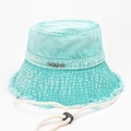 Dettaglio cappello alla pescatora in denim verde menta con bordi grezzi e placca in metallo - M (56-58cm) / Verde Ciano