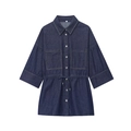 Camicia in denim scuro da donna con bottoni in metallo e coulisse in vita su sfondo bianco - XS / Camicia di Denim