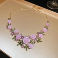 Vue macro du collier de fleurs roses avec feuilles vertes, perles et strass violets - 4# Collier-Rose Violette