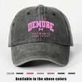 Gorra de béisbol de mezclilla gris oscuro lavado con texto Very Demure rosa - Negro