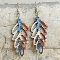 Detalle de pendientes bohemios de hoja hueca con motivos abstractos de madera colorida - Estilo 4-Azul Naranja Marrón Abstracto
