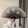 Faltfächer aus Bambus mit Pfingstrosen-Motiv, Schmetterlingen und schwarzer Quaste - Chrysantheme