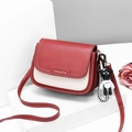 Borsa a tracolla minimalista rossa e crema con ciondolo a orsetto e targa metallica decorativa - Rosso Vino