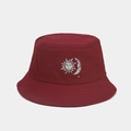Dettaglio di un cappello da pescatore bordeaux con ricamo sole e luna su tessuto pregiato - M (56-58cm) / Borgogna