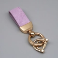 Hellvioletter Schlüsselanhänger aus Wildleder mit goldener Schnalle und Hardware-Ring - Kurzer Stil / Lila/Gold