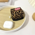 Dettaglio custodia per auricolari in velluto leopardato con zip oro e perla decorativa - Leopardo Marrone