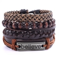 Gros plan de bracelets en cuir superposés avec cordons tressés et une plaque gravée Believe - Believe2 (Noir/Marron)