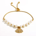 Pulsera ajustable bañada en oro de 18 quilates con perlas blancas y dije de concha - Pulsera Ajustable de Perlas y Concha (B0714) / Dorado