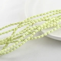 Dettaglio di perle turchesi ovali con texture liscia per gioielli fai-da-te e collane - 4*6mm (circa 60 pezzi) / verde chiaro