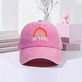 Cappellino rosa in cotone lavato con ricamo arcobaleno e scritta Be Kind sul fronte - Regolabile / Rosa Lavato