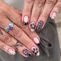 Franse press-on nagels met zwarte stippen, bloemmotieven en een glanzende finish - Zwarte Polkadot Franse Bloemenstijl (JP4120)