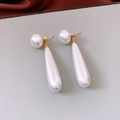 Dettaglio dell'orecchino a goccia di perla dorata con design elegante e raffinato - Perno in Argento 925/Metallo Dorato / Bianco