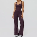 Nauwsluitende dieppaarse yoga jumpsuit met U-hals en stijlvolle flared pijp - S / Pruimpaars