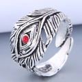 Bague vintage ajustable en forme de plume argentée ornée d'une pierre précieuse rouge - Plume avec Gemme Rouge - Argent Antique