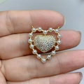 Colgante de corazón dorado con perlas y cristales, sostenido para ver tamaño - Estilo C - Doble Corazón con Microengaste de Perlas y Diamantes de Imitación