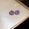 Vista detallada de aretes de flores con brillantes cristales morados en montura plateada - Pin de Plata S925 / Morado