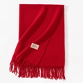 Detailaufnahme des roten Festschals mit weichen Fransen und gewebtem Markenetikett - 70-200 / Rot (Mit Etikett)