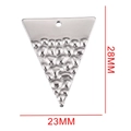 Silberner umgekehrter Dreiecksanhänger mit Hammerschlag-Textur, Größe 23mm mal 28mm - Dreieck Stahlfarben / 28mmx23mm