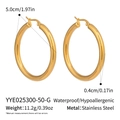 Dettaglio di orecchini a cerchio dorati da 50mm in acciaio inox impermeabile - Stile Oro da 5.0 cm (YYE025300-50-G)