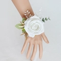 Eleganter weißer künstlicher Rosen-Armschmuck mit goldenen Blättern für die Hochzeit - Handgelenk-Corsage / Weiß