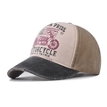 Dettaglio della stampa moto vintage sul cappello in tela lavata con visiera usurata - Nero Davanti Cachi Dietro