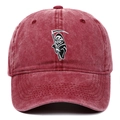 Détail de la broderie de faucheuse sur casquette en coton bordeaux délavé vintage - Taille unique / Bordeaux