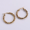 Detailansicht goldener gedrehter Creolen mit eleganter spiralförmiger Metallstruktur - Gedrehte Creolen / Gold