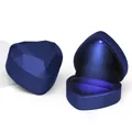 Dunkelblaue herzförmige LED-Ringbox mit geometrischen Facetten und Samtfutter - Ringbox / Blau (Matte Lackierung)