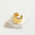 Ear cuff dorato a forma di C con texture a croissant su base di pietra bianca - Ear cuff a goccia a righe / Oro