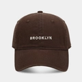 Cappellino da baseball marrone scuro in cotone con ricamo Brooklyn e design a sei pannelli - Regolabile / Marrone Scuro
