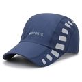 Donkerblauwe sneldrogende sportpet met een zilverkleurig SPORTS-logo op de zijkant - Marineblauw