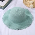 Cappello da sole per bambini in paglia verde menta con bordo ondulato su sfondo bianco - Cappello con Bordo a Fiori / 50-52CM / Blu