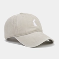 Detalle del bordado de conejo blanco en la gorra de béisbol de algodón lavado caqui - Ajustable / Caqui claro