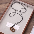 Collar minimalista con colgante de madera oscura y cordón negro ajustable con cuentas - Estilo Ovalado Hueco de Madera Oscura (Madera Figura-8 11833)