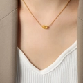Collana dorata minimalista con ciondolo organico irregolare e catena a serpente - Grande / Oro