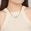 Collar bohemio dorado con cinco colgantes redondos de turquesa puesto en modelo - X590/Dorado Turquesa