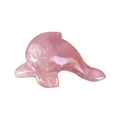 Statuetta di delfino in quarzo rosa lucido, scultura animale su sfondo bianco - Quarzo rosa / 2 Pollici