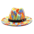 Nahaufnahme von Graffiti-Filzhut mit Lederband und silbernen Metallnieten-Details - M (56-58cm) / Mehrfarbiger Abstrakter Camouflage Stil (02)