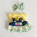 Gelbes Shirt mit Kirschstickerei Denim Latzkleid Set für 17cm Plüschpuppen - Gelbes T-Shirt & Grün Karierter Denim-Rock-Set (mit Haarklammer) / Passend für 17cm Puppe