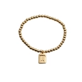 Détail d'un bracelet de perles dorées avec un pendentif carré gravé de la lettre T - Lettre T