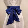 Ceinture corset en satin bleu marine avec grand nœud papillon sur robe chemise blanche - Bleu marine