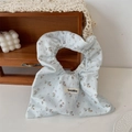 Sac à main floral en toile avec poignée à volants sur un bureau décoré chaleureux - Bleu à Motif Floral Sergé